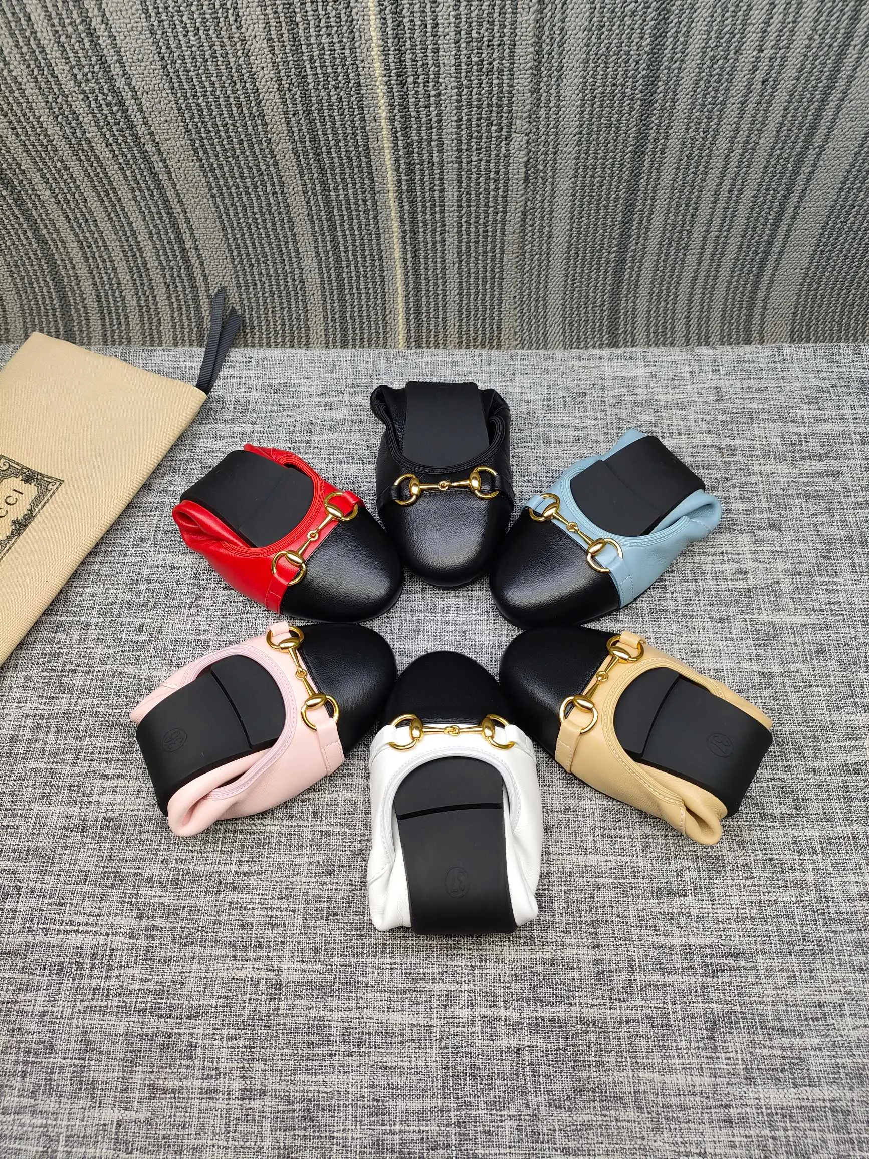 👟👟Ex-factory price 320👟👟 GUCCI's latest horsebit women's flat ballet shoes and egg roll shoes are super comfortable. The fabric is made of imported top-grade soft sheepskin. It is very comfortable on the feet and will not rub your feet. You can also roll it up and put it in your bag. It is easy to carry with you. The super soft soles are a must-have item for fairies whether you are going out for business, work, travel, shopping or at home. Fashionable and versatile, it is an indispensable pair of shoes for you. Fabric: Made of imported soft sheepskin Color: 6 colors available Outsole: PPC rubber outsole Size 34-42 (34.41.42 needs to be customized)